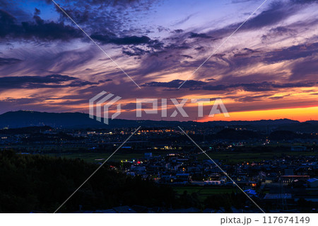 京都府最南端木津川市城山台からの夕景 深い青に変る空と山際の夕焼け 木津の街を見下ろす高台にて#2 京都府最南端木津川市城山台からの夕景 深い青に変る空と山際の夕焼け 木津の街を見下ろす高台にて#2 117674149