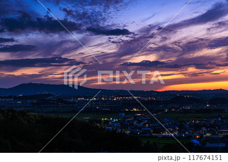 京都府最南端木津川市城山台からの夕景　深い青に変る空と山際の夕焼け　木津の街を見下ろす高台にて#4 117674151