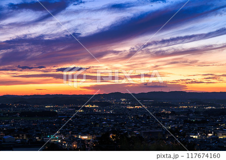 京都府最南端木津川市城山台からの夕景　深い青に変る空と山際の夕焼け　木津の街を見下ろす高台にて#13 117674160