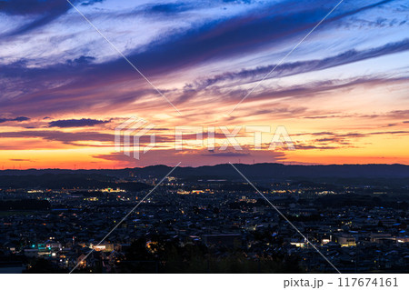 京都府最南端木津川市城山台からの夕景　深い青に変る空と山際の夕焼け　木津の街を見下ろす高台にて#14 117674161