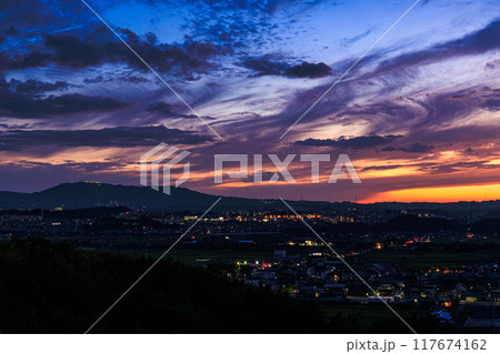 京都府最南端木津川市城山台からの夕景　深い青に変る空と山際の夕焼け　木津の街を見下ろす高台にて#15 117674162