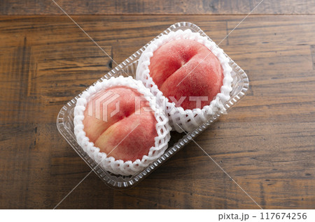 フルーツキャップに入った桃 117674256