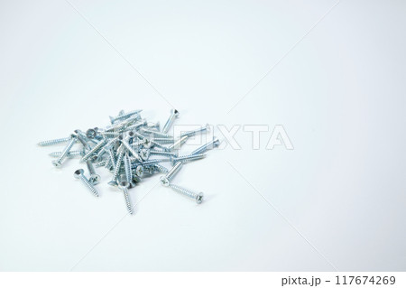 たくさんのネジのイメージ素材 117674269