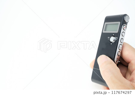 手に持つボイスレコーダーのイメージ素材 117674297