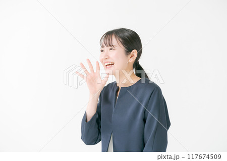 大声を出す20代女性 117674509