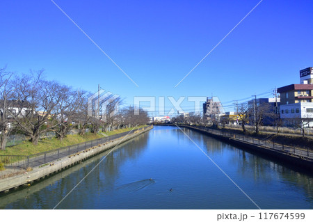 JR東日本、成田線成田駅から佐原駅までの車窓と駅風景(2022年冬) 117674599