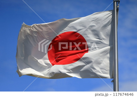 風にたなびく日の丸の旗 117674646
