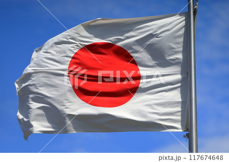風にたなびく日の丸の旗 117674648