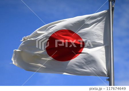 風にたなびく日の丸の旗 117674649