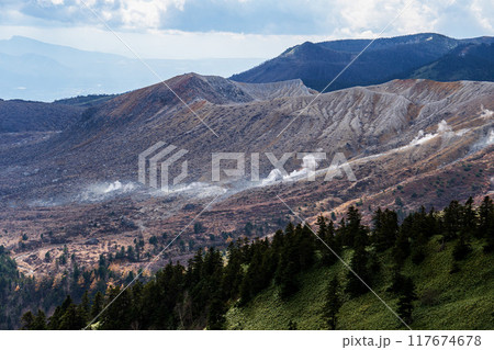 草津白根山の渋峠から見る蒸気孔【上信越高原国立公園】群馬県・10月 117674678