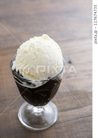 アイスクリームを添えたコーヒーゼリー 117674735