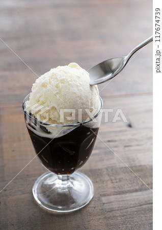 アイスクリームを添えたコーヒーゼリー アイスクリームを添えたコーヒーゼリー 117674739