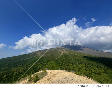 登山道から見る山の景色 117674873