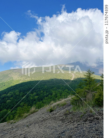 登山道から見る山の景色 117674899