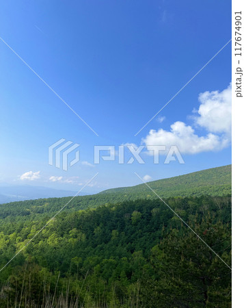 登山道から見る山の景色 117674901