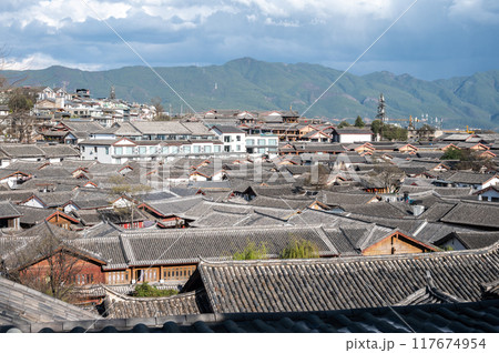 Rooftop view of Lijiang old town. It is a well-preserved Naxi ancient town, listed as UNESCO World Heritage site in 1997. 117674954