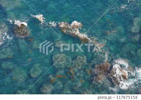 エメラルドグリーンの海 エメラルドグリーンの海 117675158