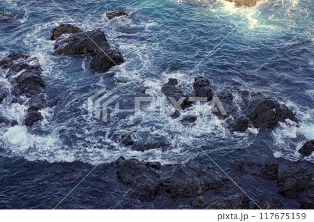 岩場と青い海、白い波 117675159