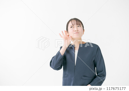 耳を傾けるポーズをする女性 耳を傾けるポーズをする女性 117675177