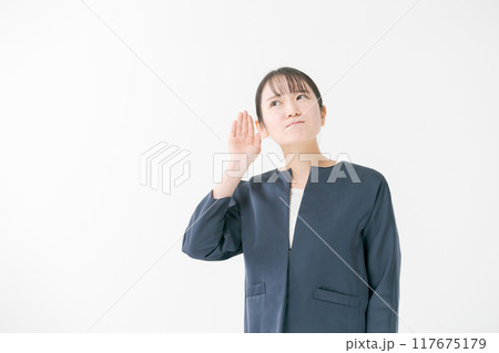 耳を傾けるポーズをする女性 耳を傾けるポーズをする女性 117675179