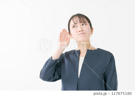 耳を傾けるポーズをする女性 耳を傾けるポーズをする女性 117675180