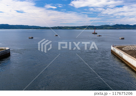 【北海道_北見市_サロマ湖畔】砂嘴(さし)でオホーツク海と隔てられている汽水湖 117675206