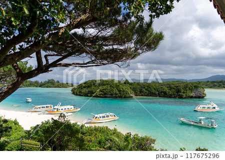 川平湾の景色 117675296