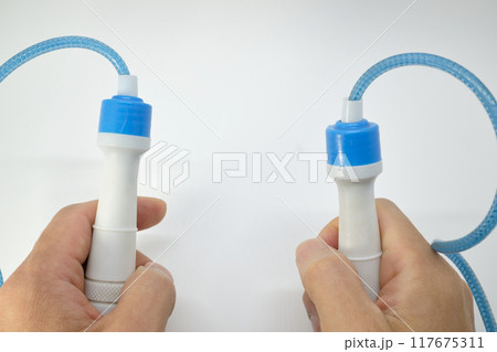 縄跳びで運動する人のイメージ素材 117675311