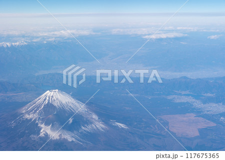 上空から見える富士山 117675365