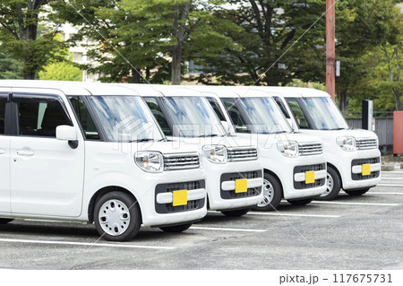 駐車場に並ぶ軽自動車 117675731