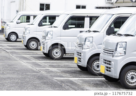 駐車場に並ぶ軽自動車 117675732