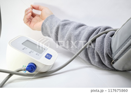 血圧をはかる人のイメージ素材 117675860