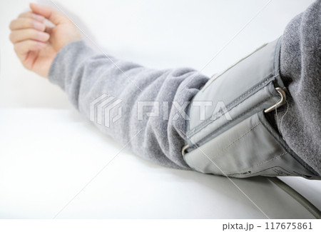 腕に巻く血圧計のイメージ素材 117675861