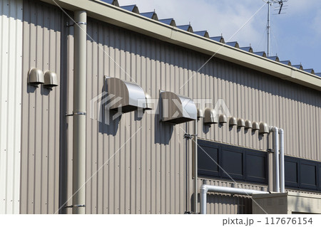 住宅の外部配管と換気フード 117676154