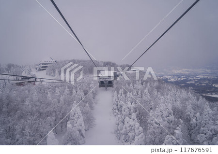 山形県　蔵王ロープウェイからの蔵王の樹氷 117676591