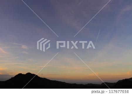 夕焼け空 雲 飛行機雲 山地 夕焼け空 雲 飛行機雲 山地 117677038