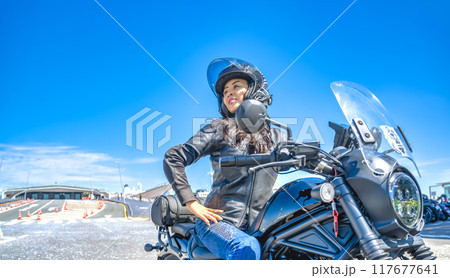 クルーザーバイクで横浜ツーリングをする女性ライダー 117677641