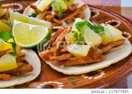 タコス・アル・パストール　Tacos al pastor　（メキシコ料理） 117677993