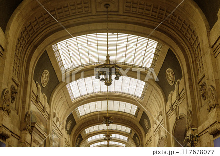 イタリアのミラノ中央駅の天井 117678077