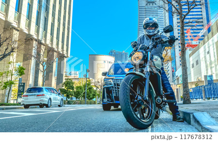 横浜市街をクルーザーバイクでドライブ フィルム風加工 横浜市街をクルーザーバイクでドライブ フィルム風加工 117678312