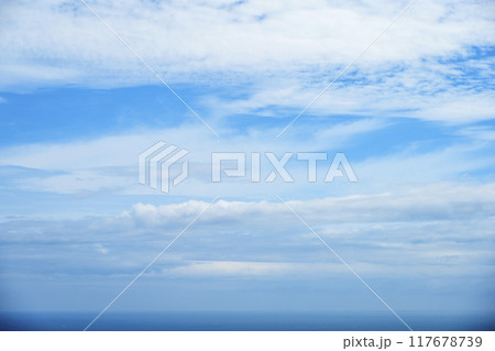 青空と青い海 空 海 夏 シンプル 素材 【神奈川県 平塚市 湘南平】 117678739