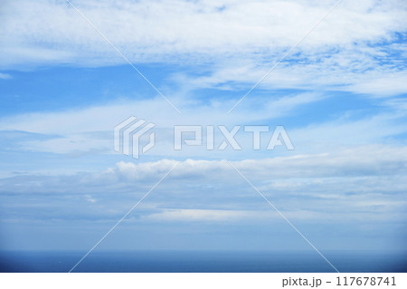 青空と青い海 空 海 夏 シンプル 素材 【神奈川県 平塚市 湘南平】 117678741
