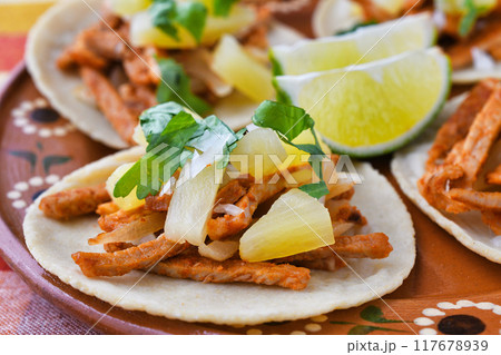 タコス・アル・パストール　Tacos al pastor　（メキシコ料理） 117678939