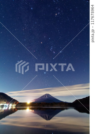 精進湖湖畔から見る富士山と冬の星座 117678964