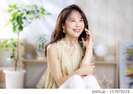 スマホ　女性　 117679228