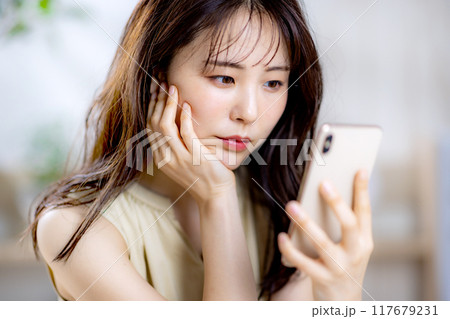 スマホ 女性 スマホ 女性 117679231
