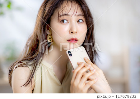 スマホ　女性　 117679232