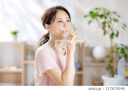 水を飲む若い女性 117679246