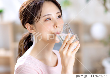 水を飲む若い女性 117679247
