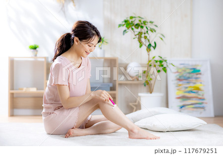 すね毛を剃る女性 117679251